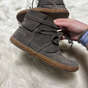 UGG Reid Moccasin Lace Up Shoes in Dark Brown size Women’s 5.5